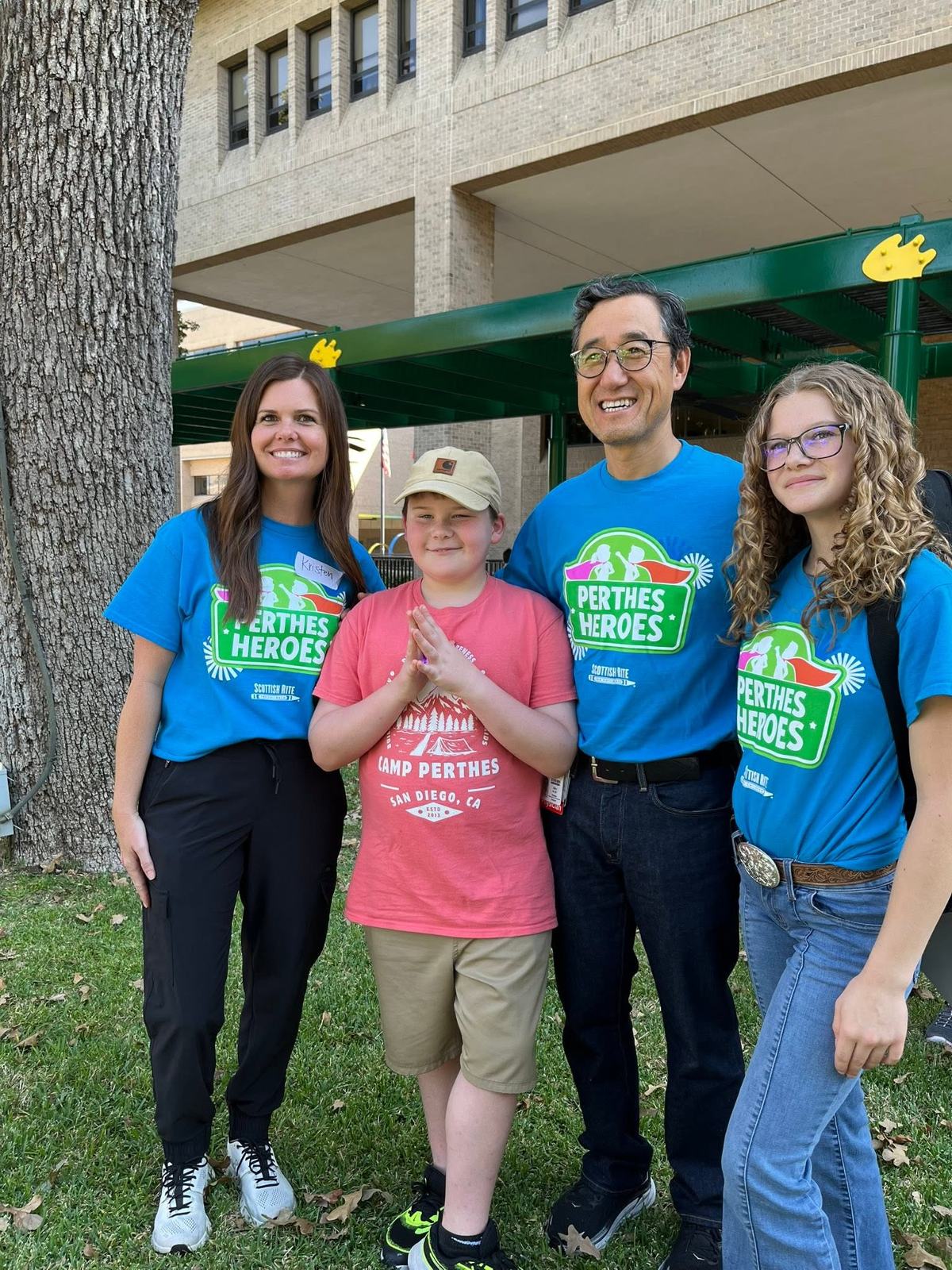 Niños de Camp Perthes juntos, sonriendo