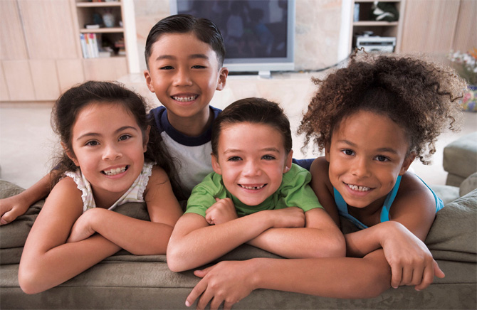 Niños latinos sonriendo juntos